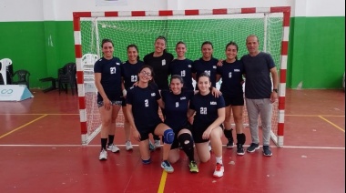 El equipo femenino de la Escuela Municipal de Handball juega la final del Torneo Clausura frente a un equipo de Mar del Plata